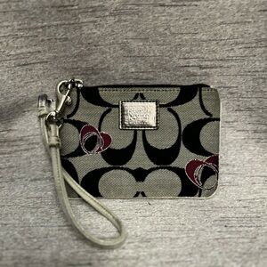 COACH Poppy - EUC Wristlet - Signature Small Heart Aprox 6” x 4”